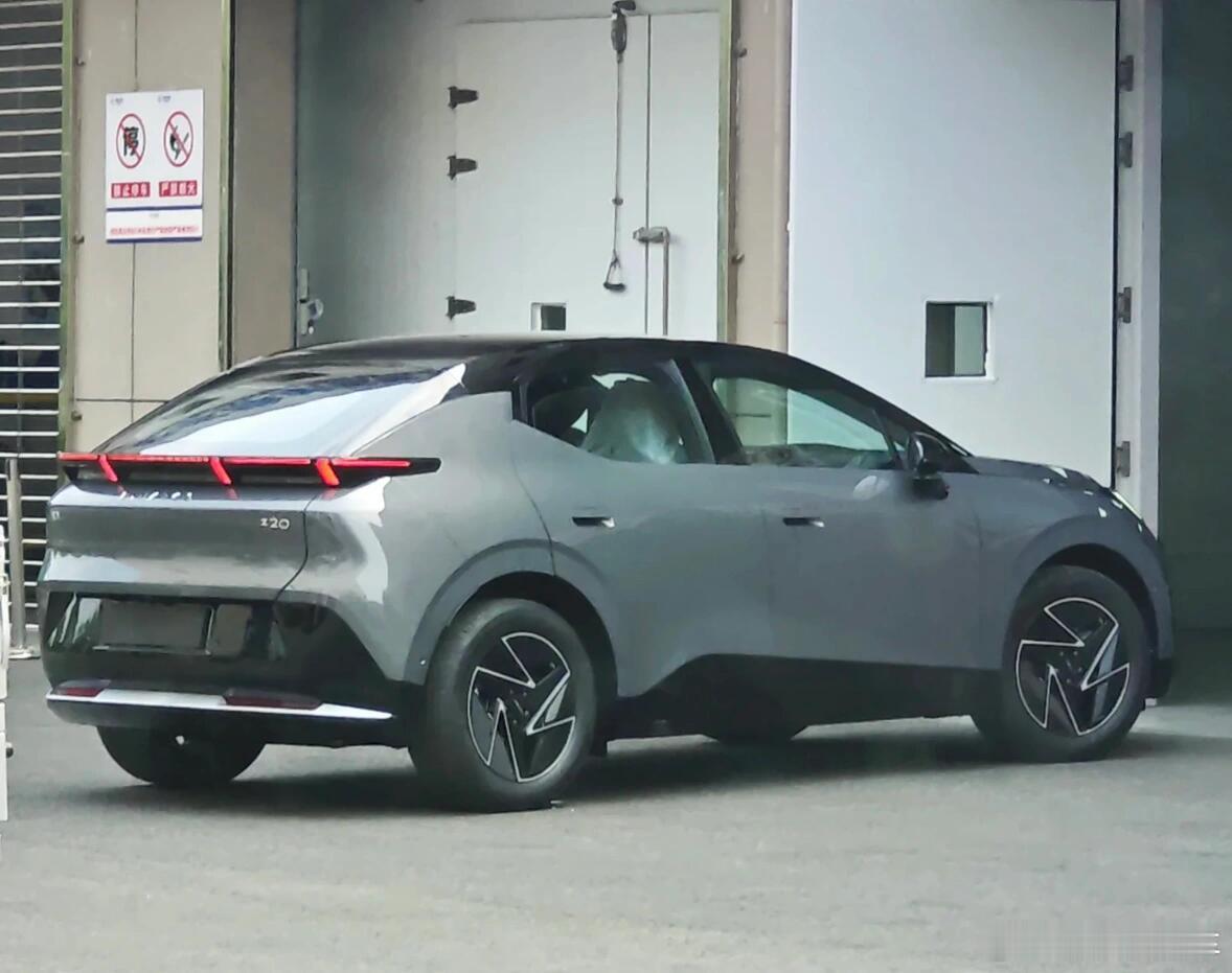「领·克·Z·20」实车就长这样了，前脸应该是 TND 概念的 SUV 版，自己