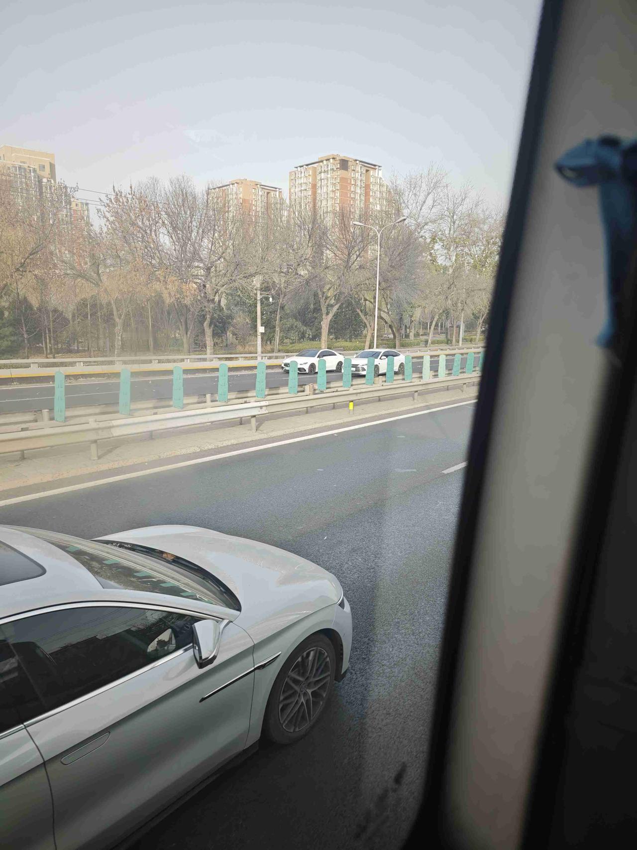 坐电车公交很稳，几乎我没晕车。
不知何时起，我坐公交开始晕车
所以真的怕坐公交车