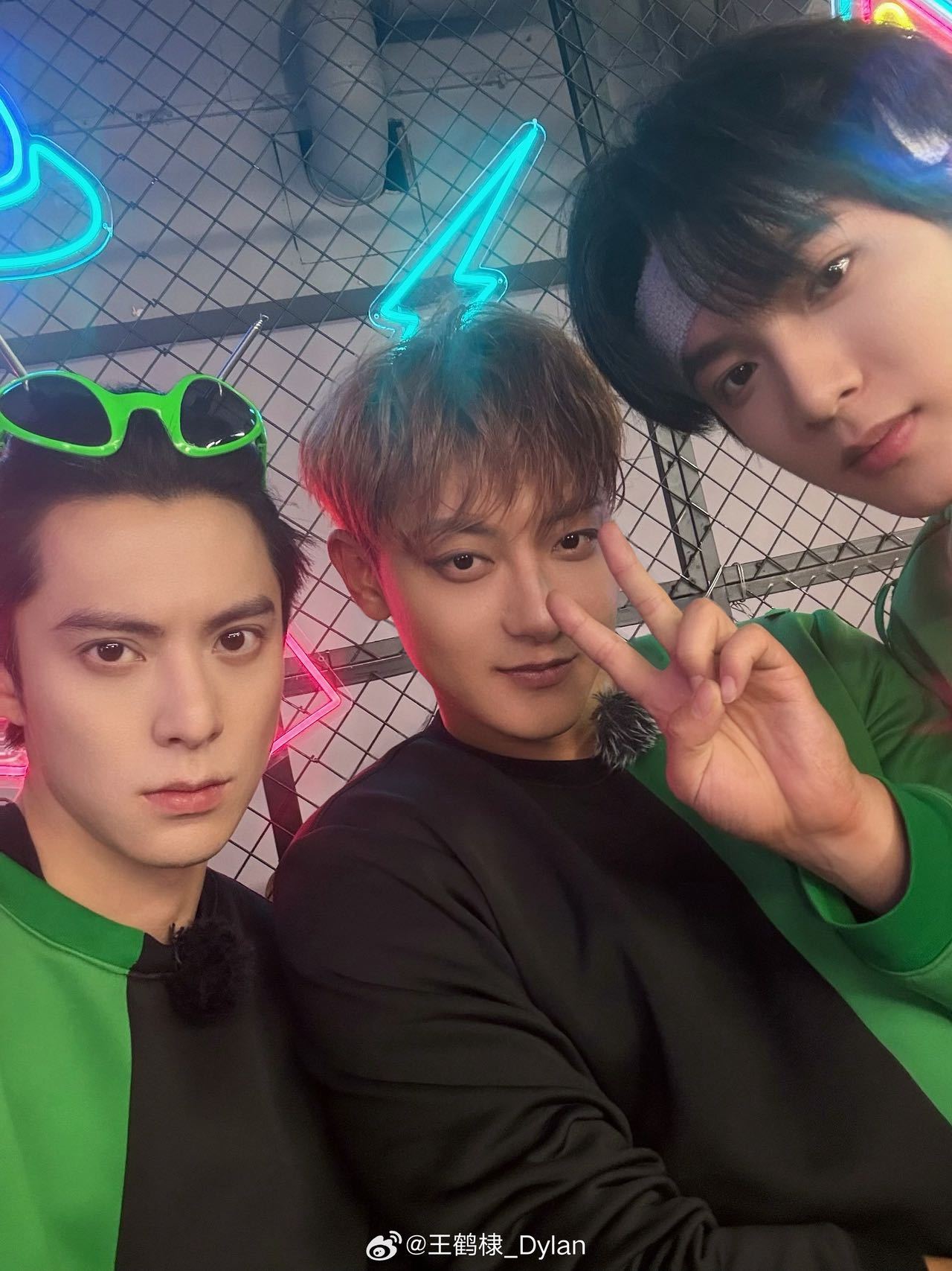 宇闪收官合照每个人都是c位宇宙爆闪团轮c合照 收官合照太有爱了，这个轮C设计真的