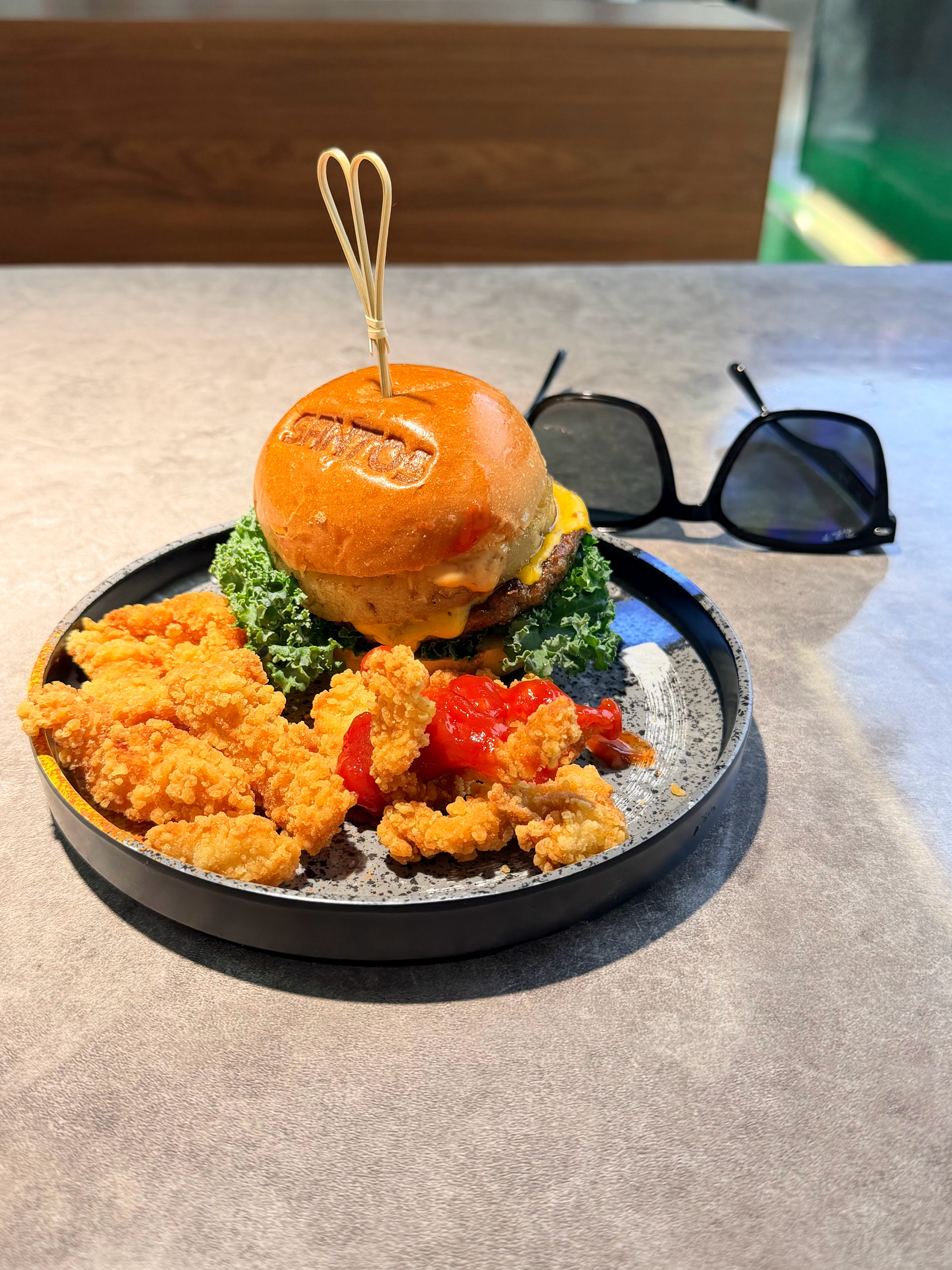 🍍🥩吃完这个菠萝和牛汉堡🍔正式开始减肥[偷笑]挑战到生日那天瘦到不过百[加
