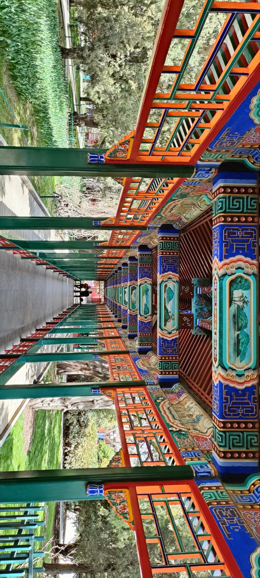 色彩斑斓的廊道，传统与现代的完美融合。