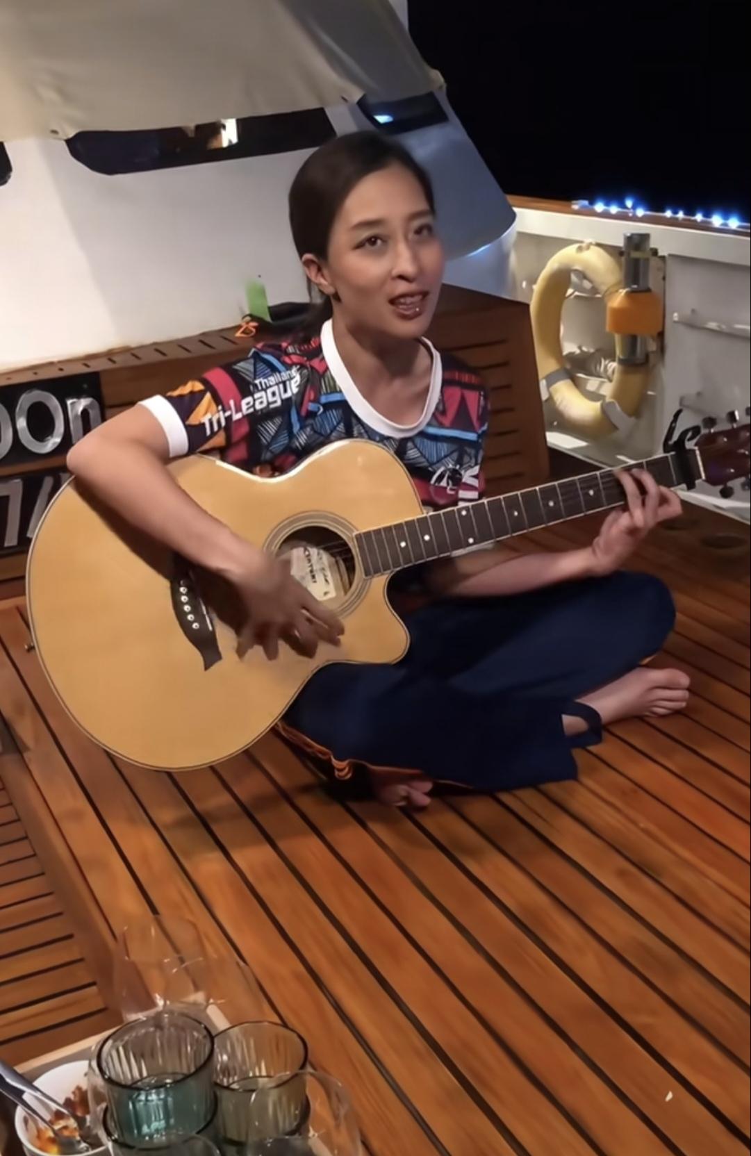 难得一见泰国帕公主弹吉他画面，边弹奏，边唱，沉浸在放松时刻里！居家着装非常普通，