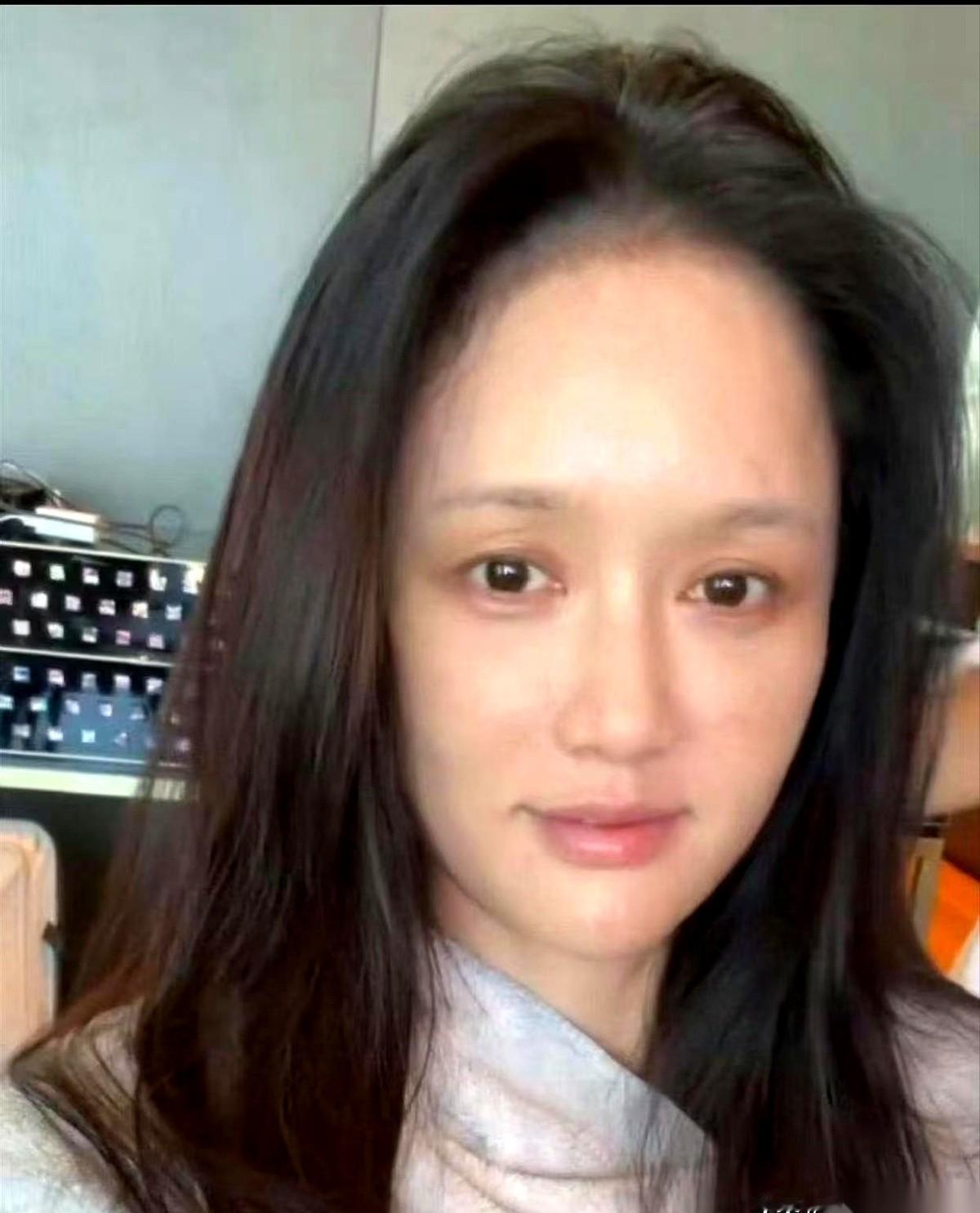 陈乔恩这次是把话直接撂桌上了。
她说拍戏的时候，谁也别来探我的班，我也不去探你的