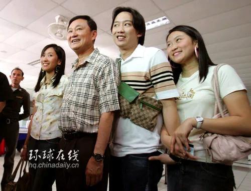 他信和三个儿女在一起，那时的佩通坦白里透红，是个很可爱的女孩子。