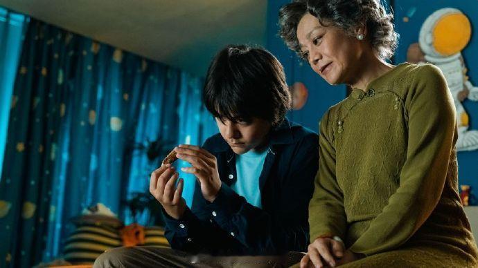 张艾嘉夸诺一有刘烨演戏的天分 据台媒，张艾嘉谈及在《熊猫月宝》中饰演她孙子的诺一