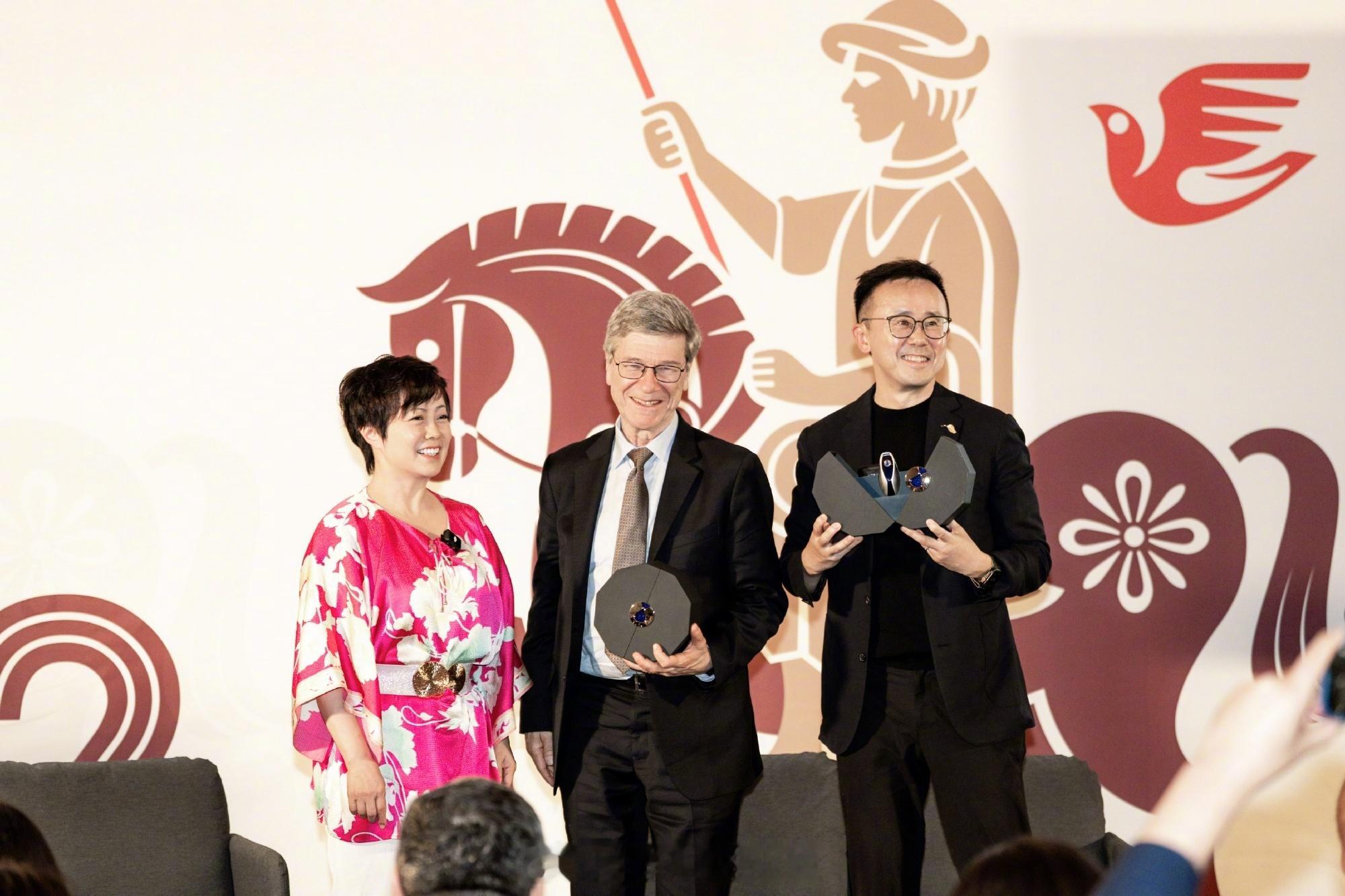 如果把时间拨回700多年前，马可波罗用双脚连接东西方文明，而今天，一支中国新能源