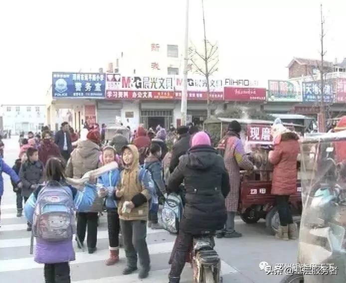 学校门口的零食摊子到底该不该摆？
秋季开学，学校门口突然忙了起来。我工作的乡镇街