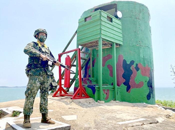 很多人并不知晓，距离福建沿海仅 50 公里的海面，存在一座掏空山体打造的地下堡垒