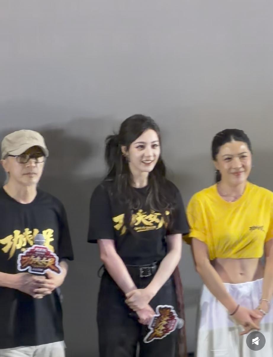 7月14日，迪丽热巴在杭州参加《功夫女足》路演，明显变憔悴了，无修图有时会板着脸