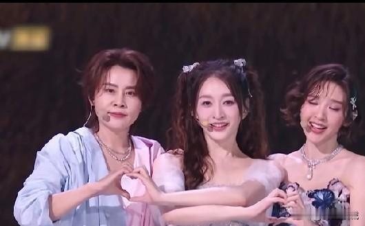 现在娱乐圈的审美怎么回事
据说这三个人的组合火了
这三个人单拎出来每个人都是家喻