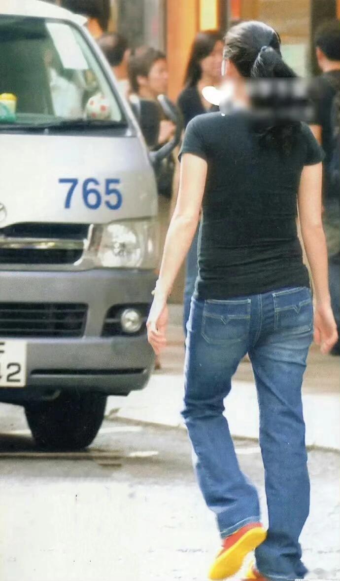 为啥怀孕了还能穿牛仔裤啊 ​​​