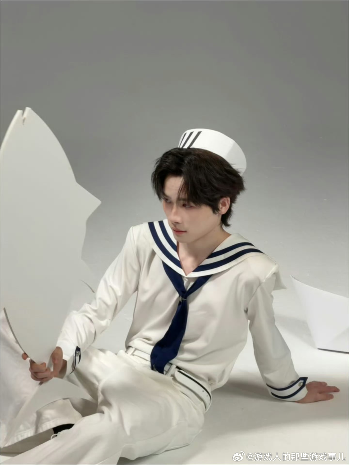 今屿畅游夏末海浪今屿身着水手服，清新蓝白配色，少年感扑面而来，像是奔赴一场海上浪