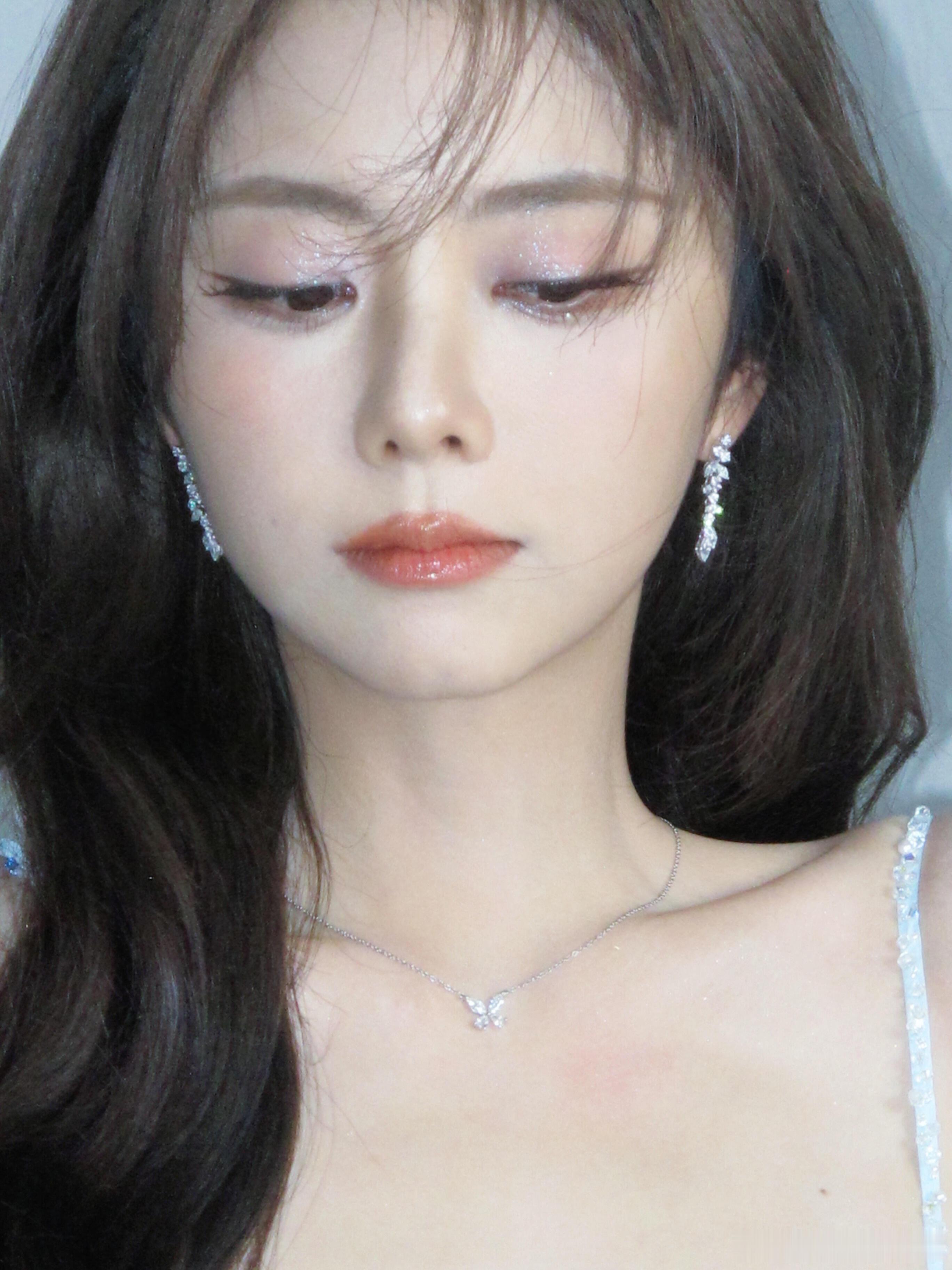 谭松韵春暖桃花妆，可爱又迷人🌸好好过大年