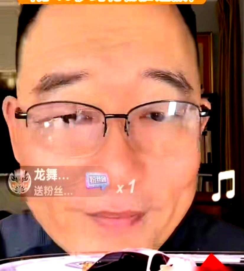 一晚上直播赚的钱，比一个相声小剧场一个月的票房还多。

德云社的郑好，靠直播成了