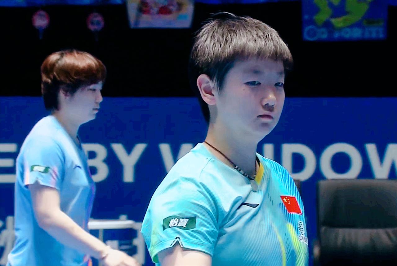 蒯曼为什么10:6拿到第三局？

前两局两人打成了1:1，

第三局
孙颖莎继续