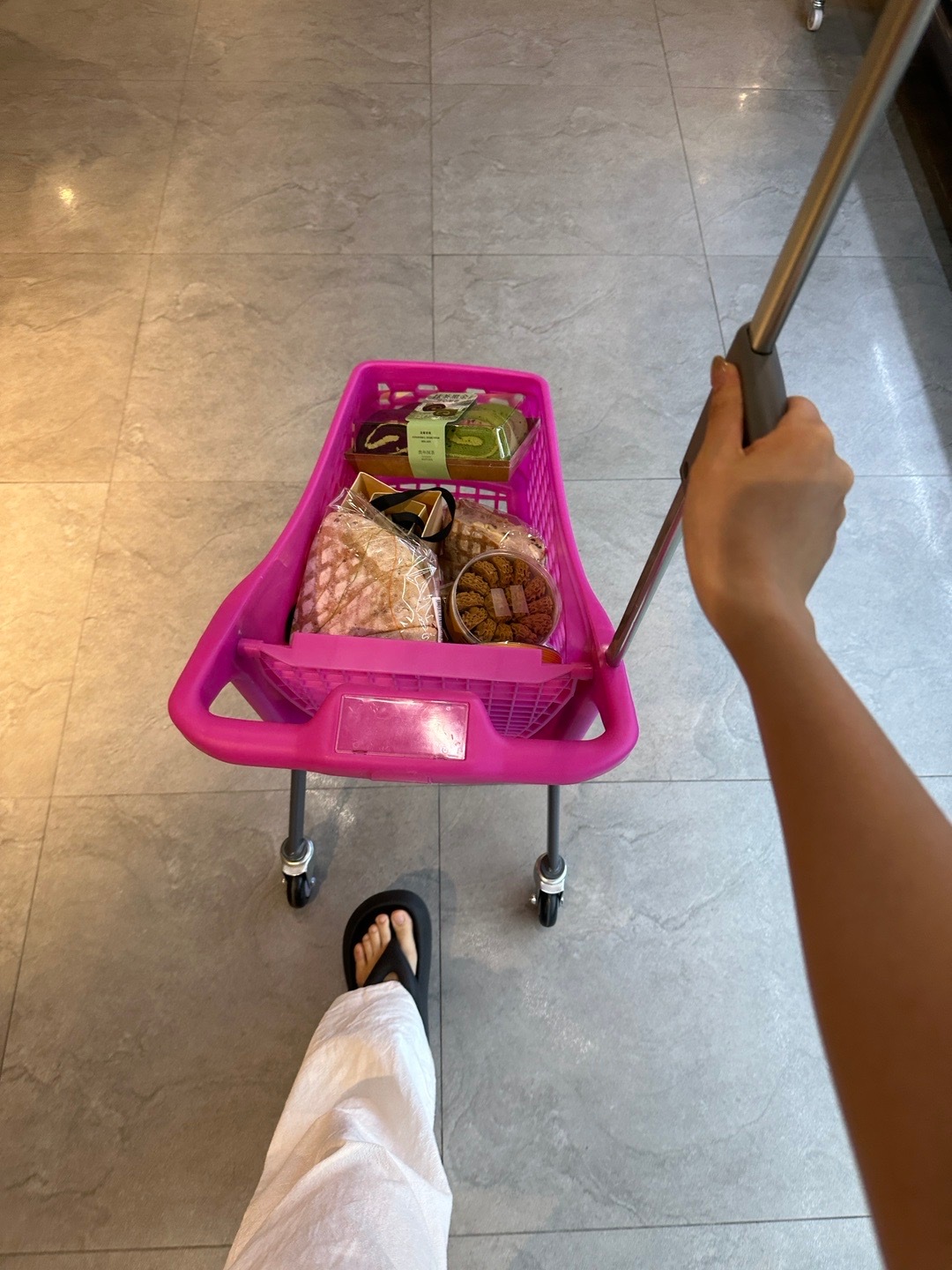 下班后去超市买了一堆面包，向全世界安利我公司楼下超市的面包这天我弟在家做饭，没人