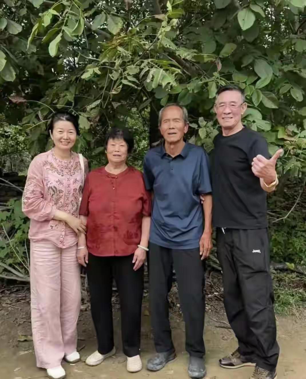 71岁杜志国带着三婚妻子郑卫莉回邢台老家，俩人在地里蹲着摘花生，手上沾满泥巴，跟
