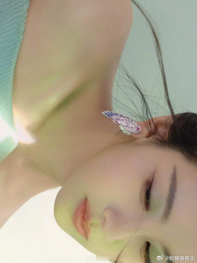 陈都灵星光大赏第二套看到陈都灵的第二套造型，令人感受到一股清新气流，薄荷绿的颜色