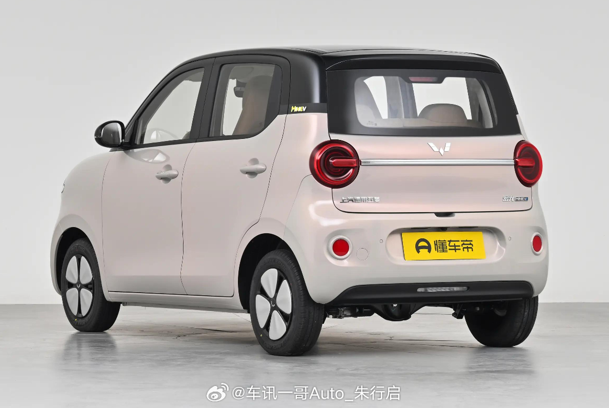 五菱银标公布了全新五菱宏光MINIEV的内饰官图。新车内饰仍采用“焦糖奶油”配色