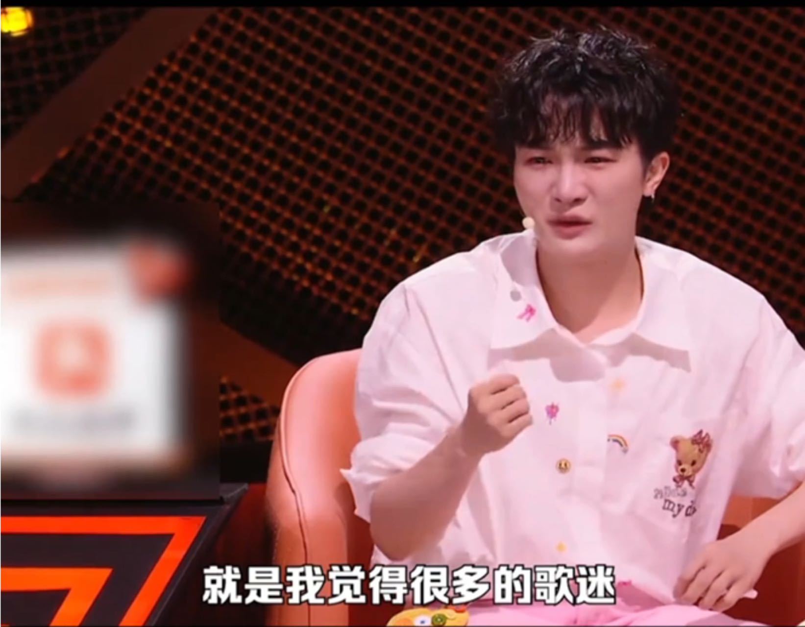 周深听追星女独白哭了周深听完追星女独白哭到哽咽 你们觉得朴素直白的表达，为什么更