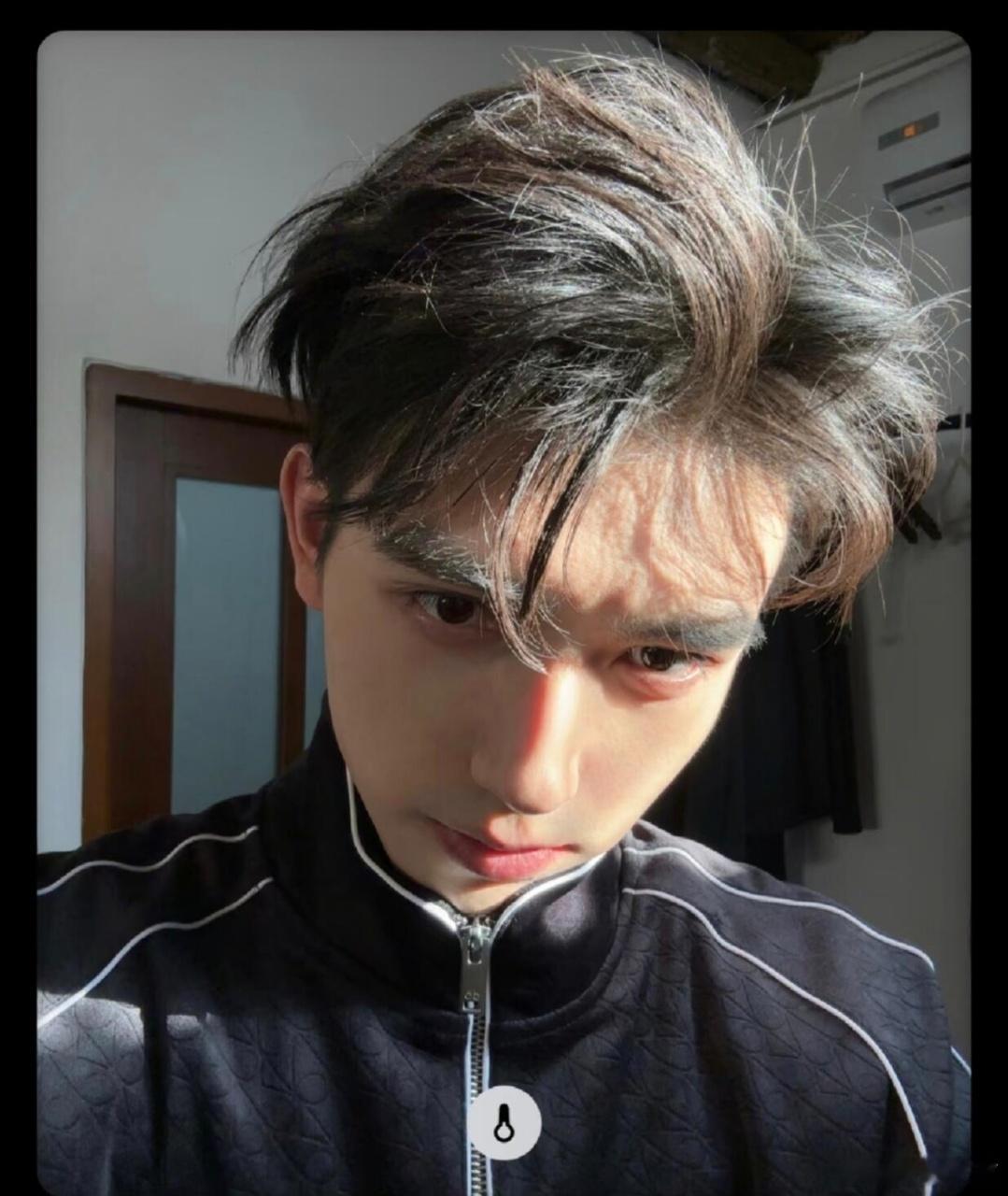 陈飞宇看见啥了 今日份陈飞宇贡献了满分表情包，频频回头张望的样子太真实了，仿佛看