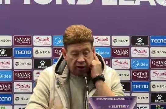 球迷期待明年申花夺冠庆典把大巴开进主场！吴曦从大巴上拿着冠军奖杯来到领奖台！当然