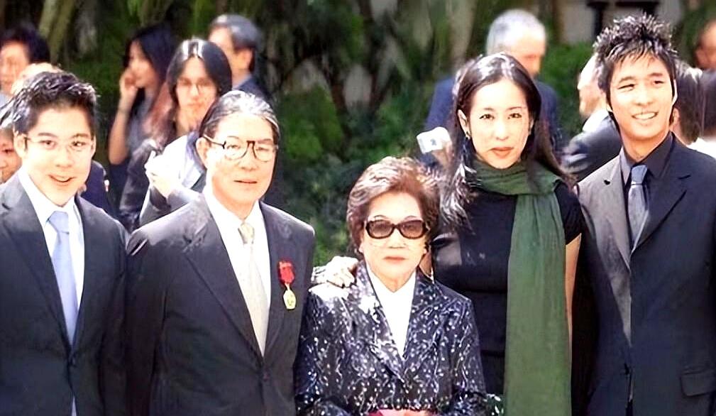 离婚了，还能继续以“女主人”的姿态站在那一家人中间，这画面是不是有点让人愣一下？