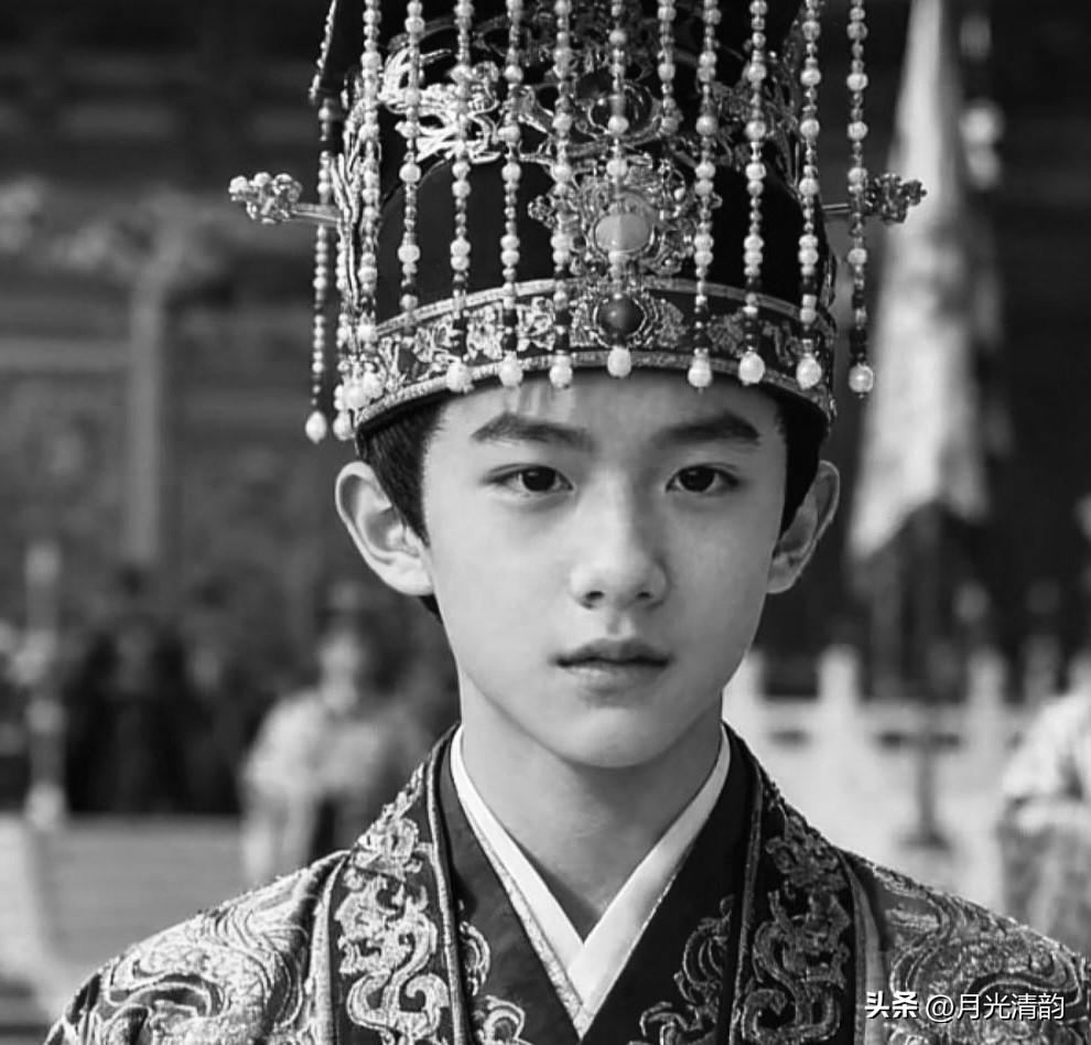 长庆四年（824年）正月，十六岁的太子李湛即位，新皇帝唐敬宗登基，第一件事是尊封