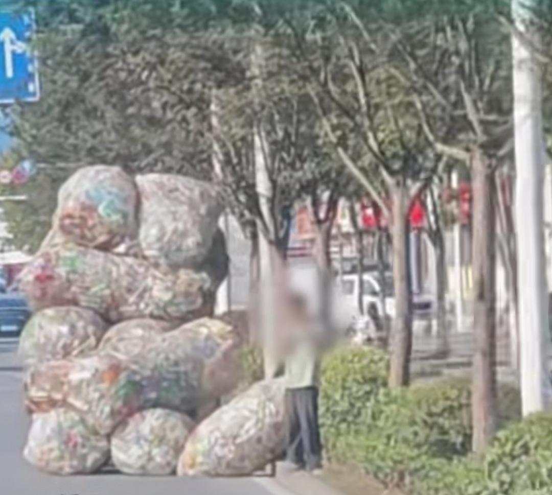 消防员归队途中伸援手，帮忙搬运散落废品暖人心
 
近日，江西上饶，几名消防员外出