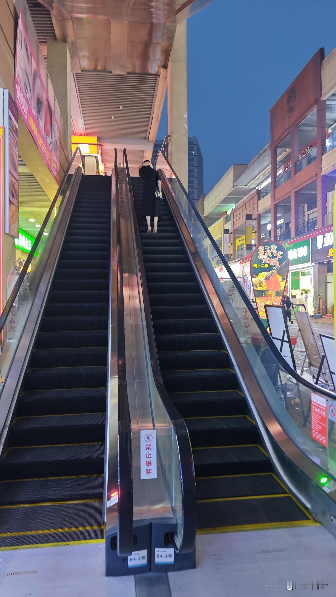 被店主和业主吐槽投诉了好几年之后，南沙万达金街的电动扶梯终于是动起来了，而且看样