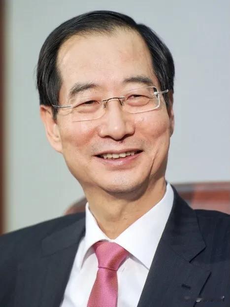 尹锡悦遭弹劾下台，韩德洙紧急接力，宣称要全力维护国政稳定。这活脱脱就是个原本在后