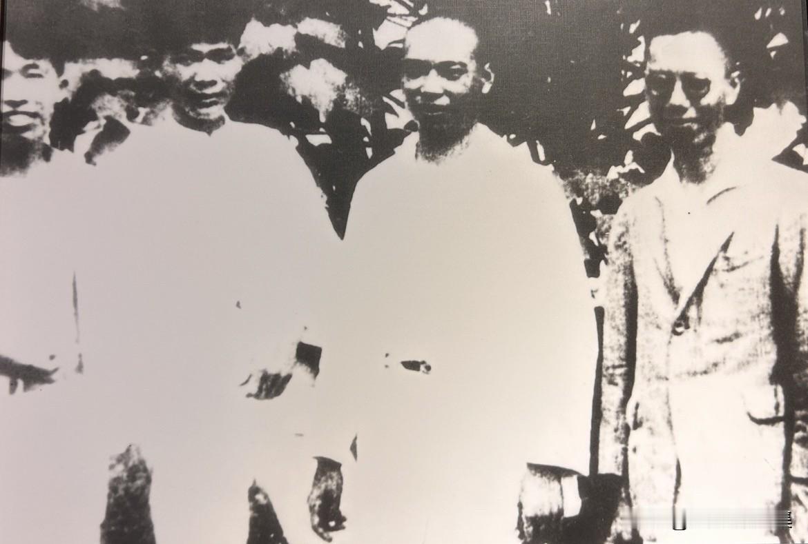 上世纪二十年代，时任中共广东区委书记的陈延年（右二）与部分成员合影。1927年6