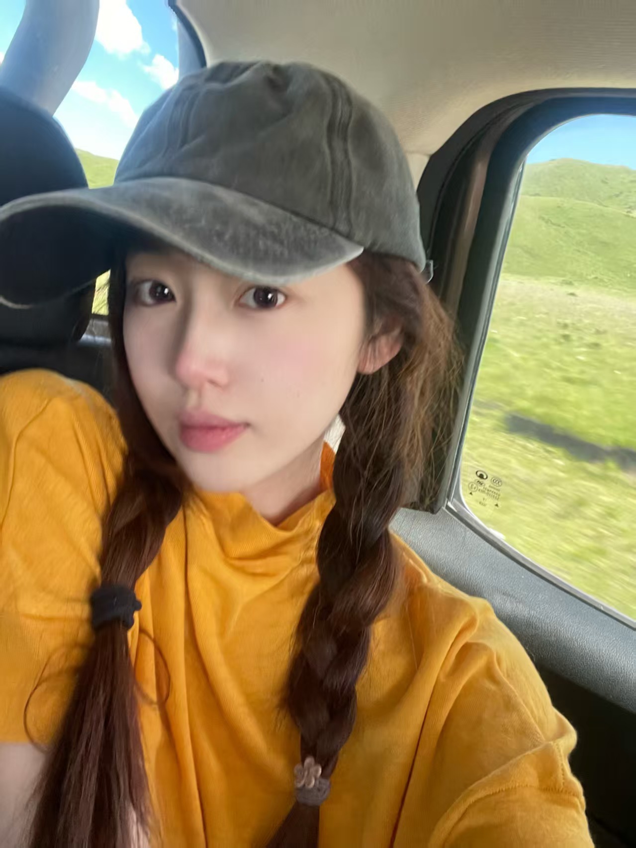 车里放着歌，空调开得凉凉的，就我一个人坐后排。看着外面望不到头的绿色，感觉心也跟