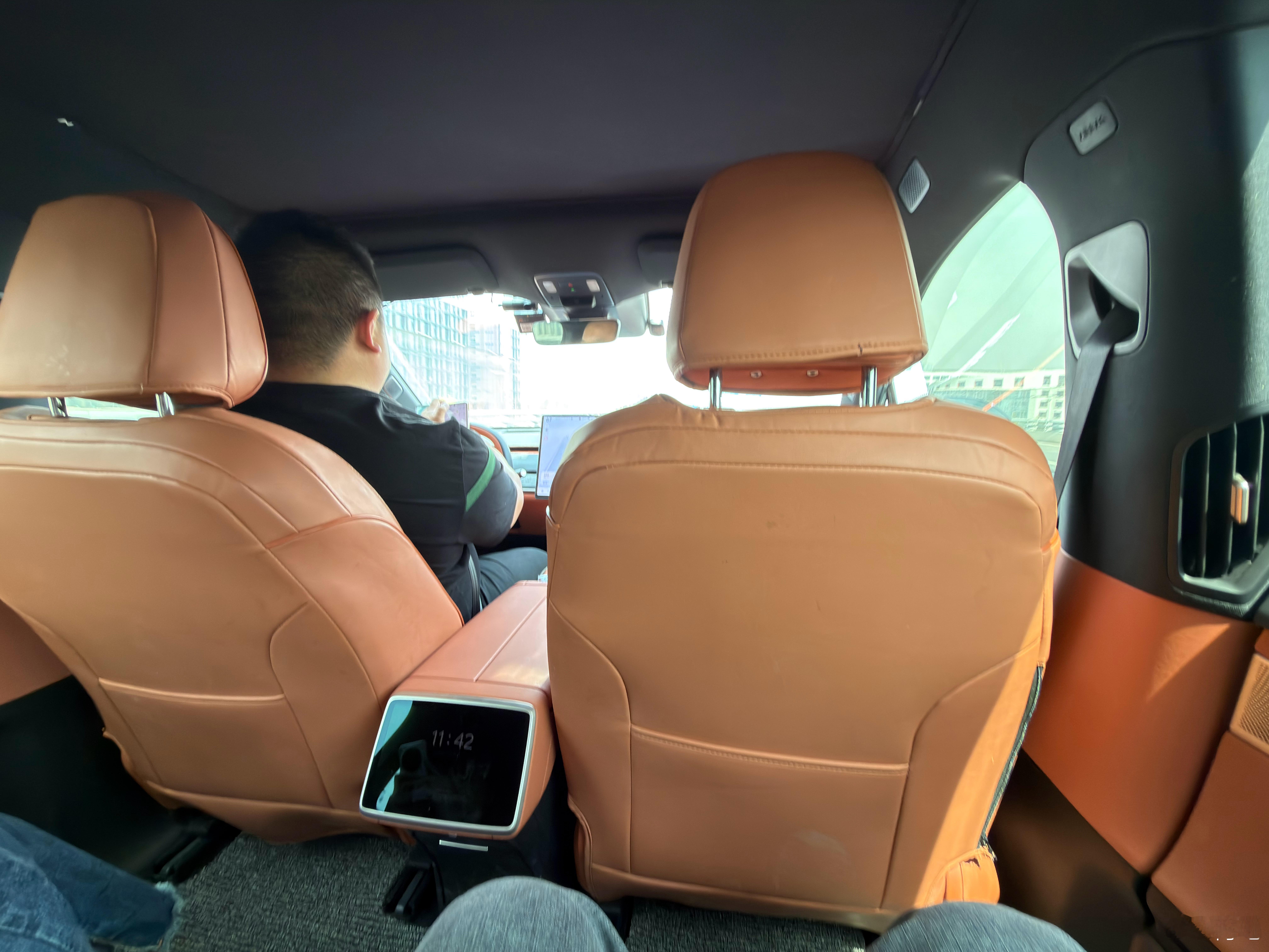 来北京大兴机场极限转场，打了一台特惠快车乐道L60……印象中这个车不是应该跑专车