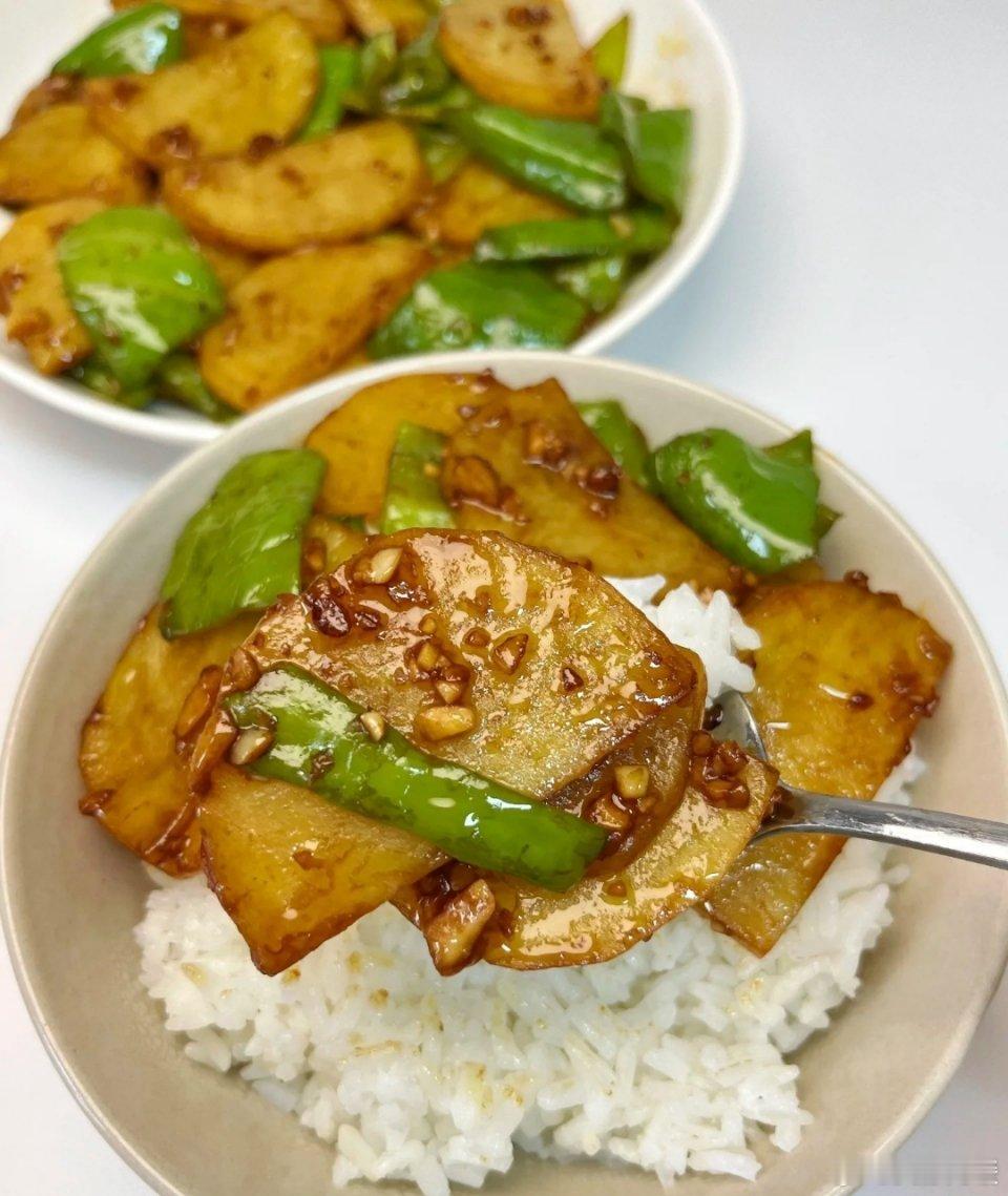一人食 | 青椒炒土豆，香过肉的家常美味 这道青椒炒土豆，我从小吃到大，百吃不腻