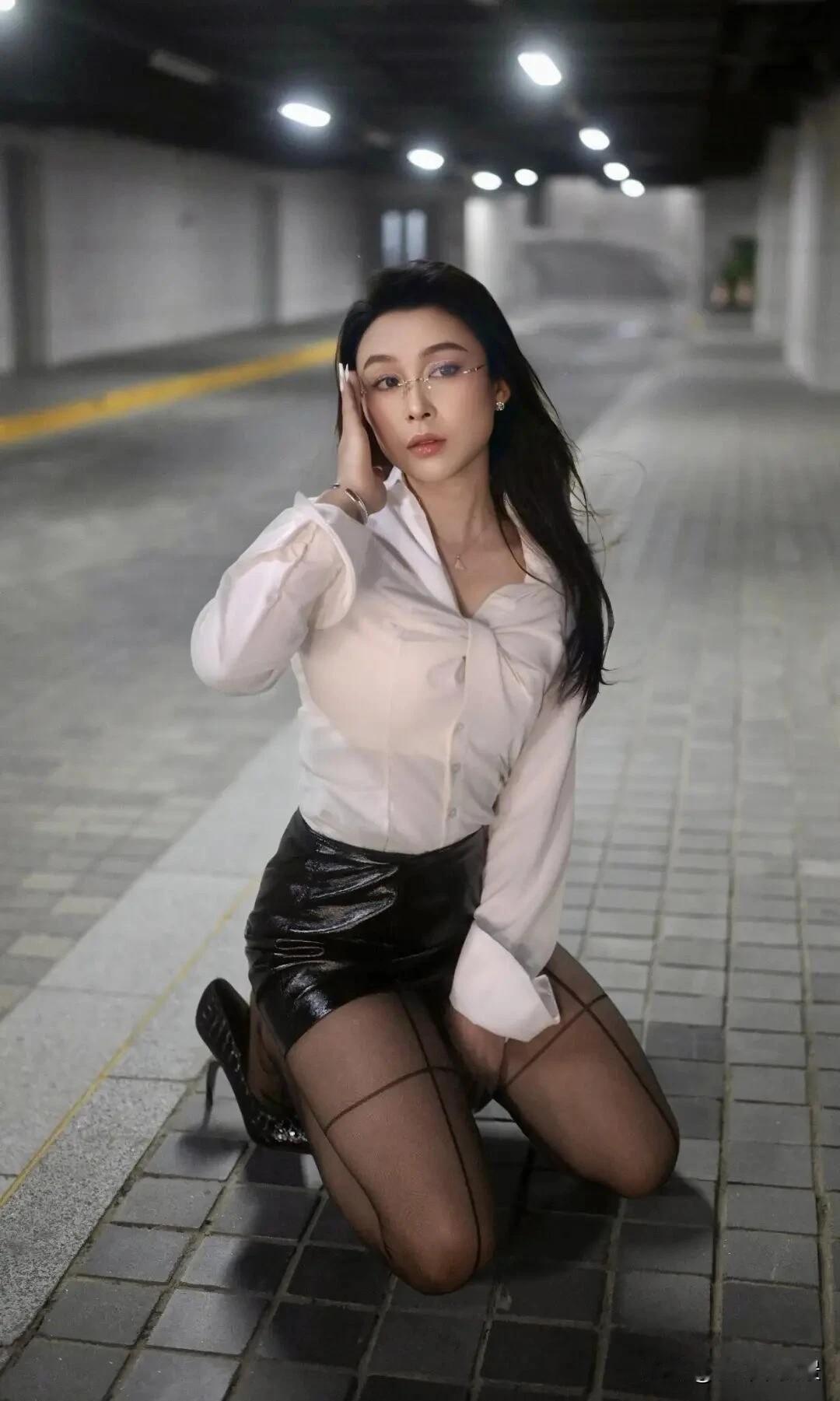 枫叶🍁|白衬衫+黑丝，这才是成年人的顶级氛围感女人拍照摆什么姿势好 高雅气质美