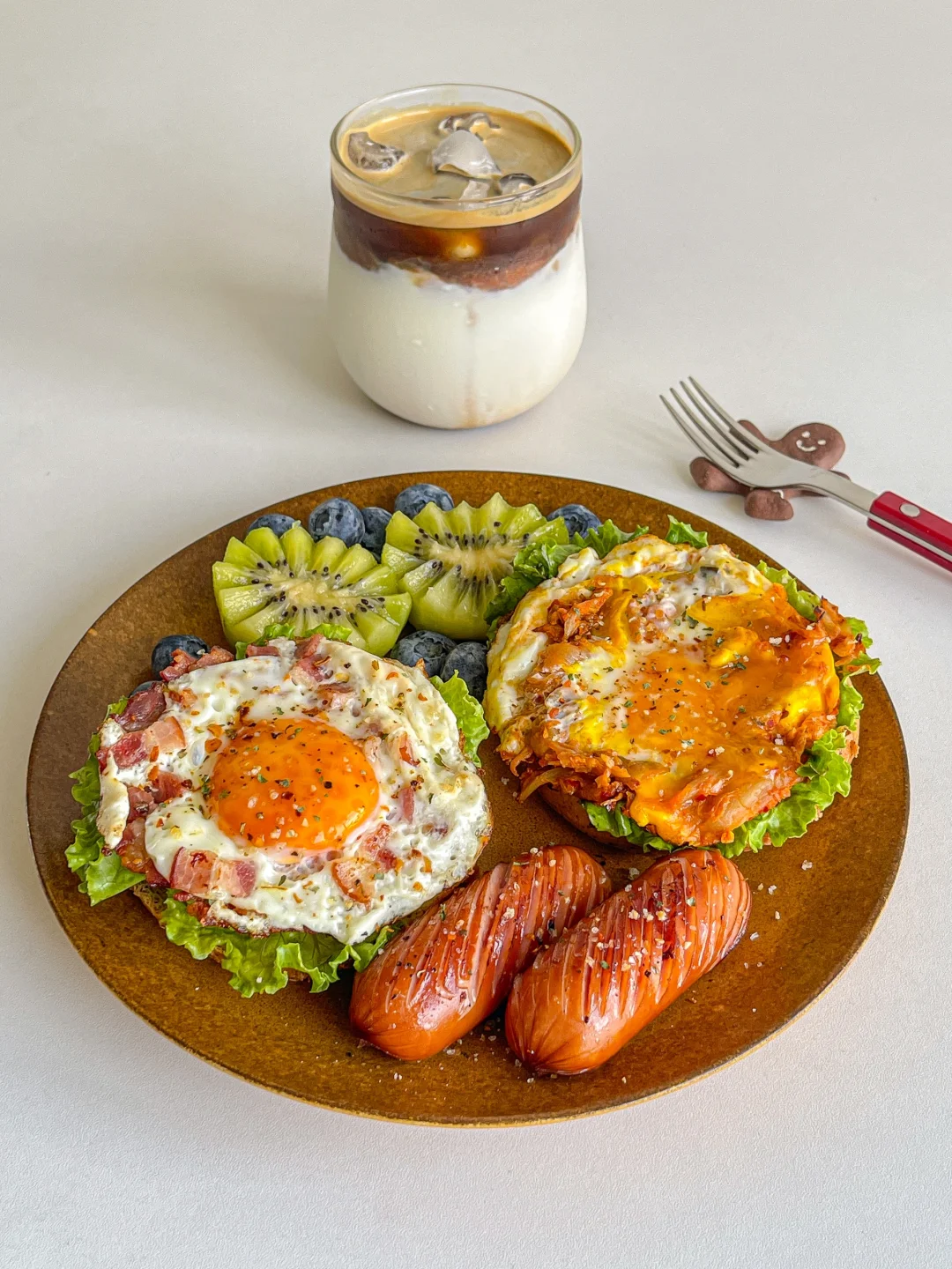 元气早午餐🥯贝果培根煎蛋与泡菜煎蛋🍳拿铁