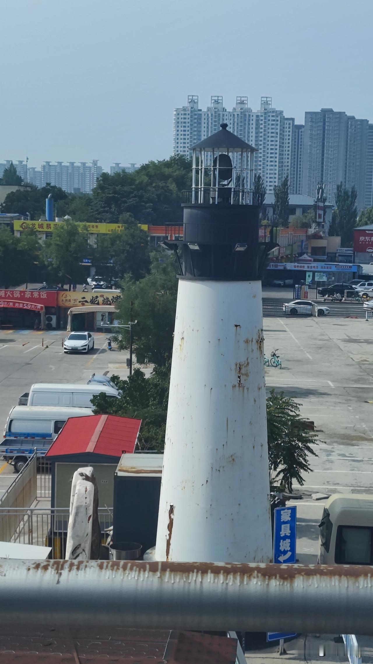 太原市南内环桥西有座吸引路人的灯塔，它有什么来历呢？

       我认为，这