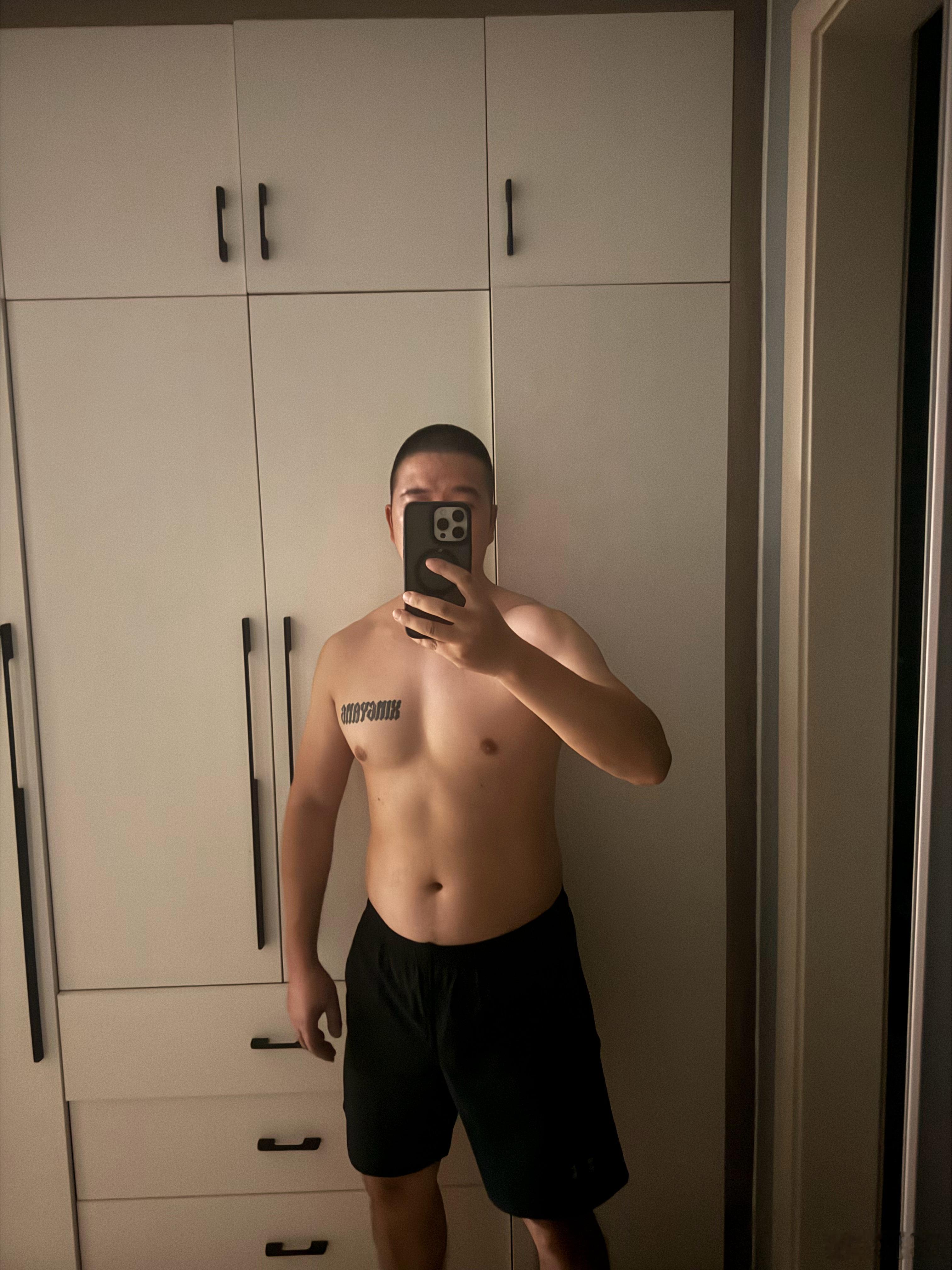 我的身材好坏取决于光线条件和p图水平 