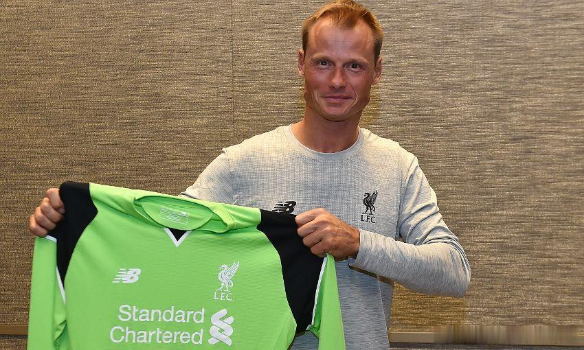 这一年到底是怎么了啊，曾在我军效力过的门将曼宁格今天发生车祸去世了，才刚48岁。