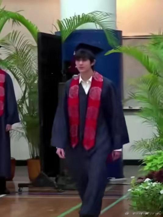 袁咏仪儿子高中毕业袁咏仪张智霖儿子高中毕业，再过五个月就19岁了，时间过的真快 