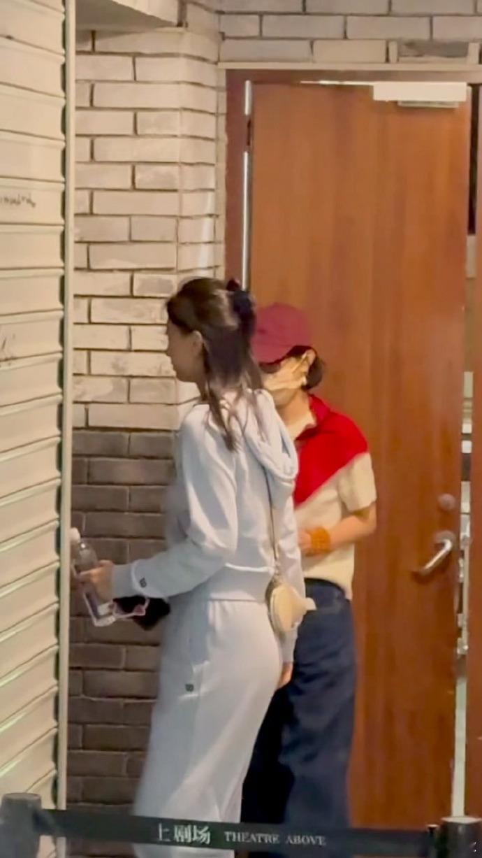 赵丽颖谢娜私下关系赵丽颖谢娜私下关系这么好，大哥二弟闺蜜情，好久不见姐姐赵丽颖谢