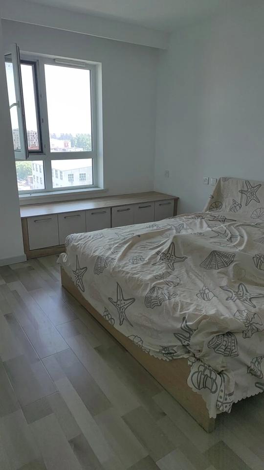 这几天越想越发愁，家里靠一个人工作养家，还得雇人看孩子，买了两个房子空着，没一处