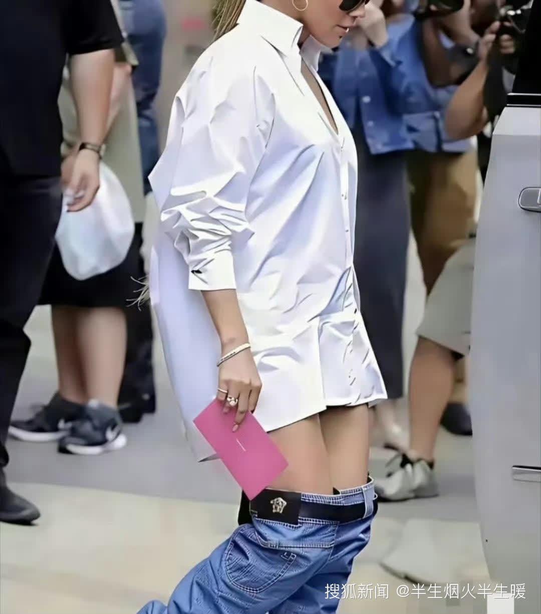 这靴子设计真太奇葩了，就像掉裤子一样。现在的靴子设计越来越让人摸不着头脑。巴黎世