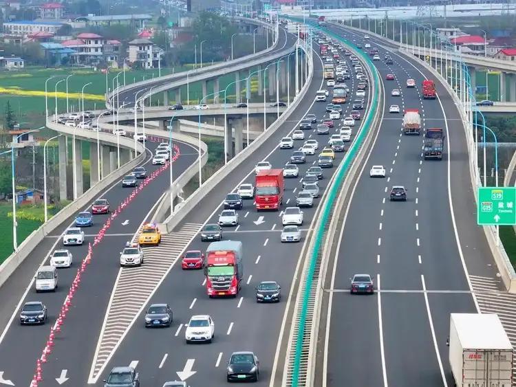 14亿中国人养不起高速？8年亏空6万亿，美国高速免费却还能盈利。美国的高速随便上