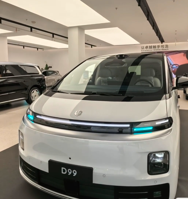 零跑D99 上市，24.98万元起。行业首发双高通8797芯片（1280TOPS