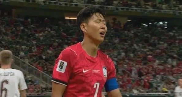孙兴慜“尴尬了”！随着韩国队2：1捷克，虽然球队取胜了，队长孙兴慜成为了韩国队最