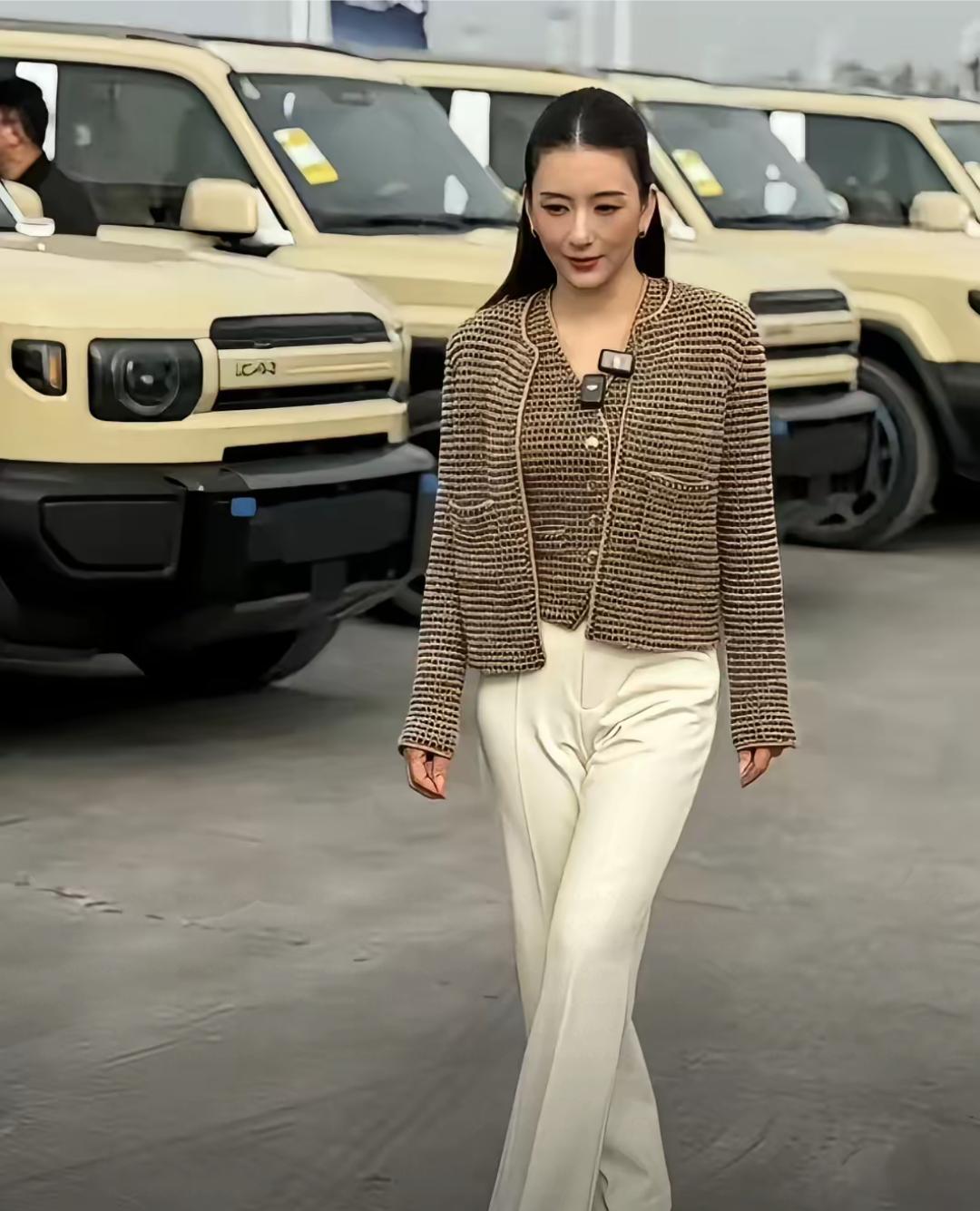 生完三胎的方媛，清瘦了好多，脸上䑏骨突出，鼻尖高，尖下巴，化着淡妆，但还是看起来