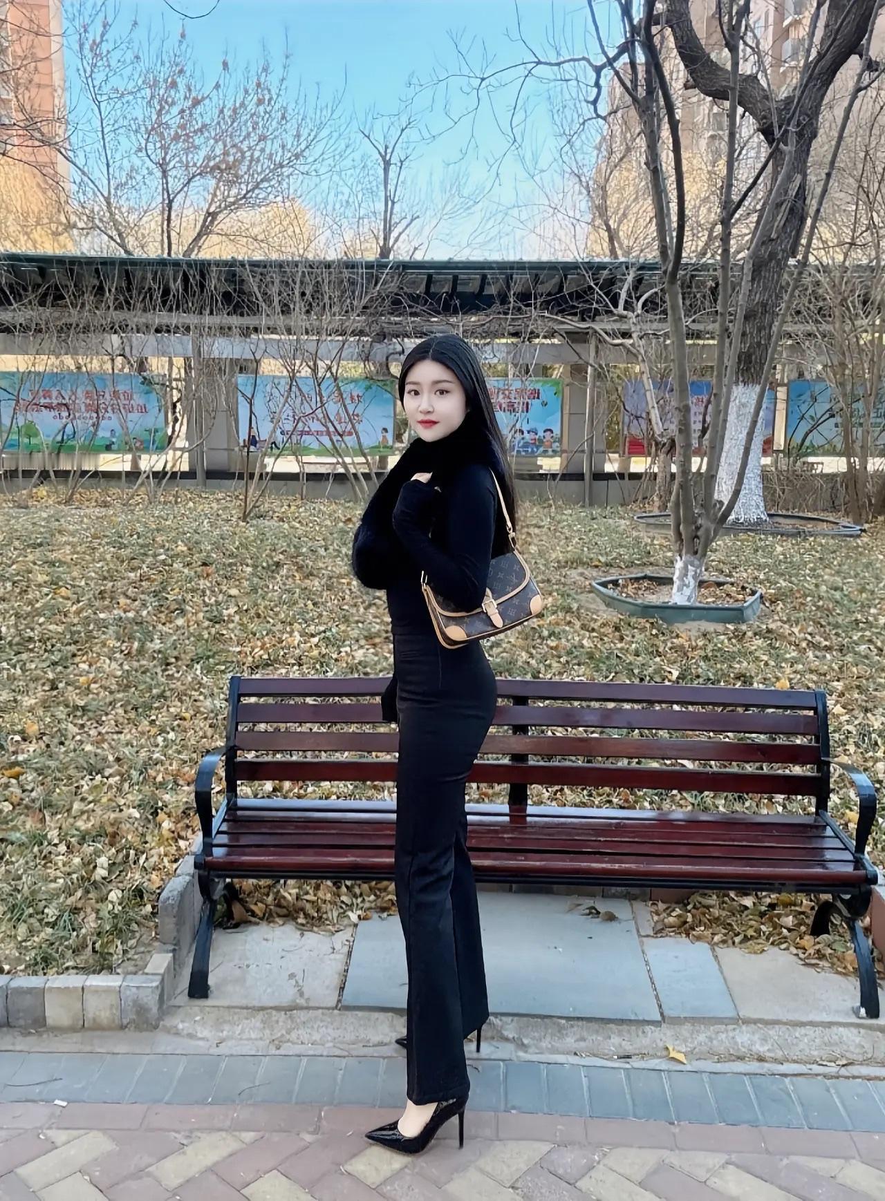 冬日午后，公园长椅上的优雅时光