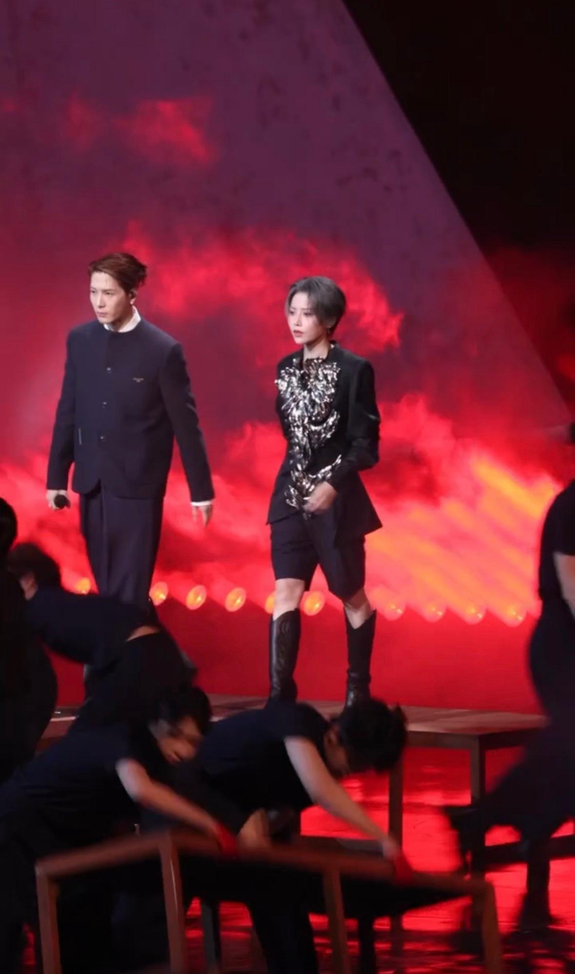 王嘉尔刘雨昕MMAM合作舞台 双担幸福得如此轻易！和微博之夜同台演绎《Made 